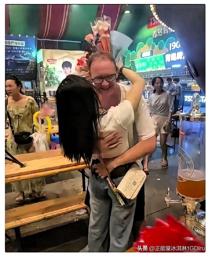 炸裂！青岛夜市，一中年老外只用一顿海鲜、几杯扎啤，路边买束花就成功拿下了小姑娘。