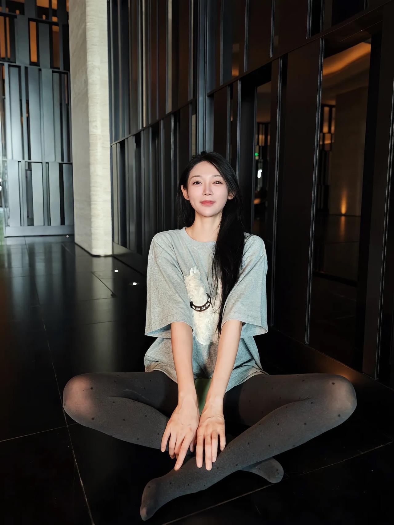 慵懒风的日常小确幸
 
oversize 灰色 Tee 搭波点丝袜，在简约空间里