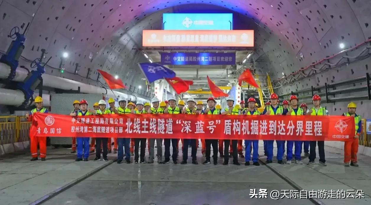 刚刚，青岛干成了一件大事！海底近百米，“穿海神器”破土而出！

这绝对是让所有青