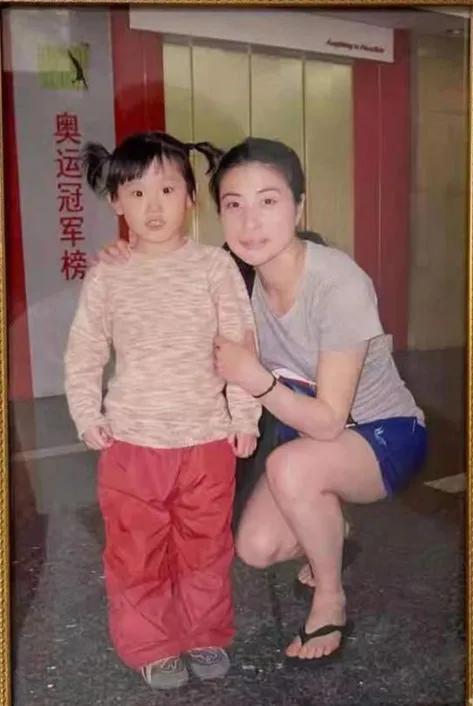 等我长大了，我就是你！
2009年的时候，她5岁与郭晶晶合照，17岁成为了奥运冠