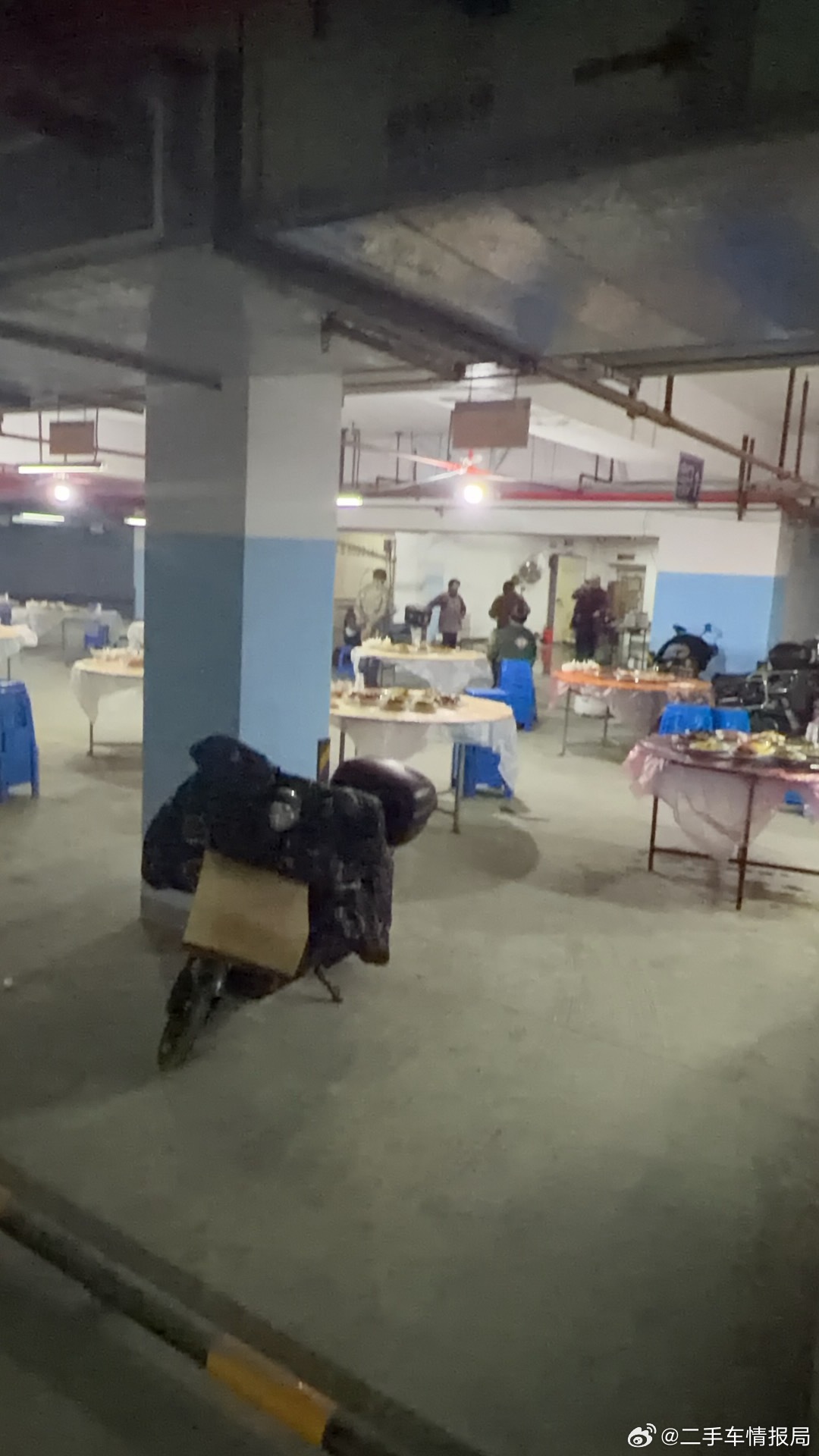 我日，我车停地库出不来了有人办白事把出口堵了…有没有情商顶尖的教我交涉一下