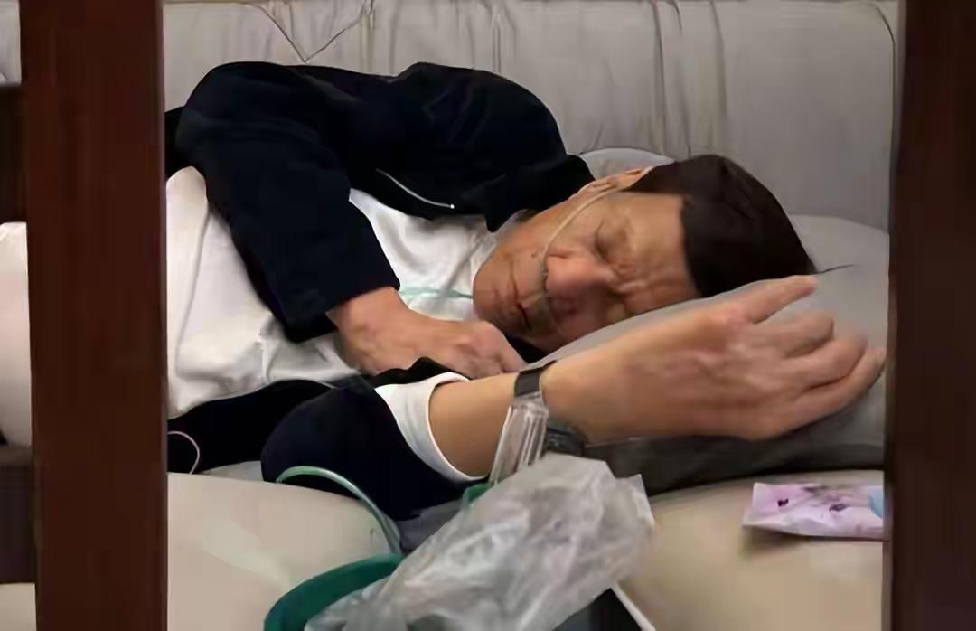 马科斯的人刚探视完
老杜就昏迷倒地？
这绝不是巧合
更像场被政治裹挟的“健康博弈