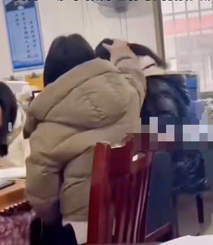 家长们遇到这样的老师你们怎么办？是转学还是跟老师摊牌？现在的家长也挺难的，如果找