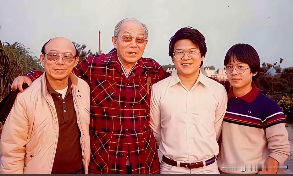 左一是张学良和“赵四小姐”的儿子张闾琳，看他这长相和父亲张学良还长得蛮像的，这头