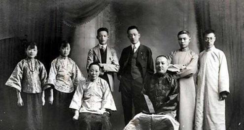1922年，黄金荣告诉妻子林桂生：“我要娶露兰春，你交出正室之位和家里的财政大权