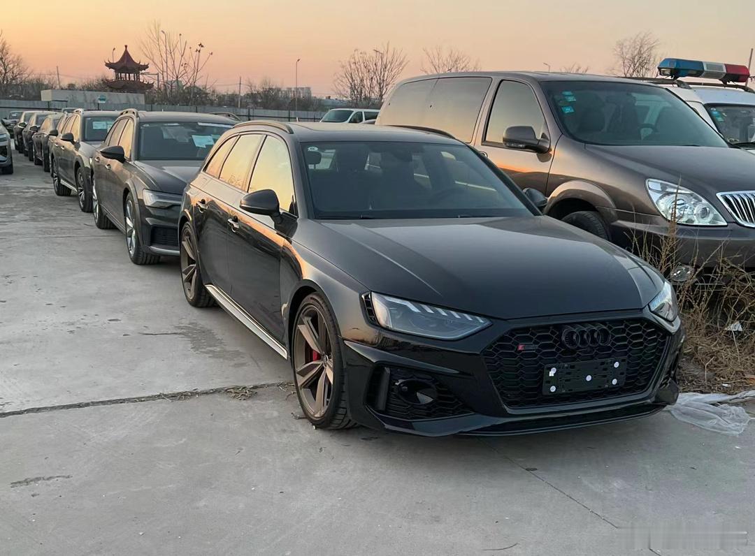 黑色RS4 暗金版 ⬇️17点RS6的小老弟 ～ ​​​