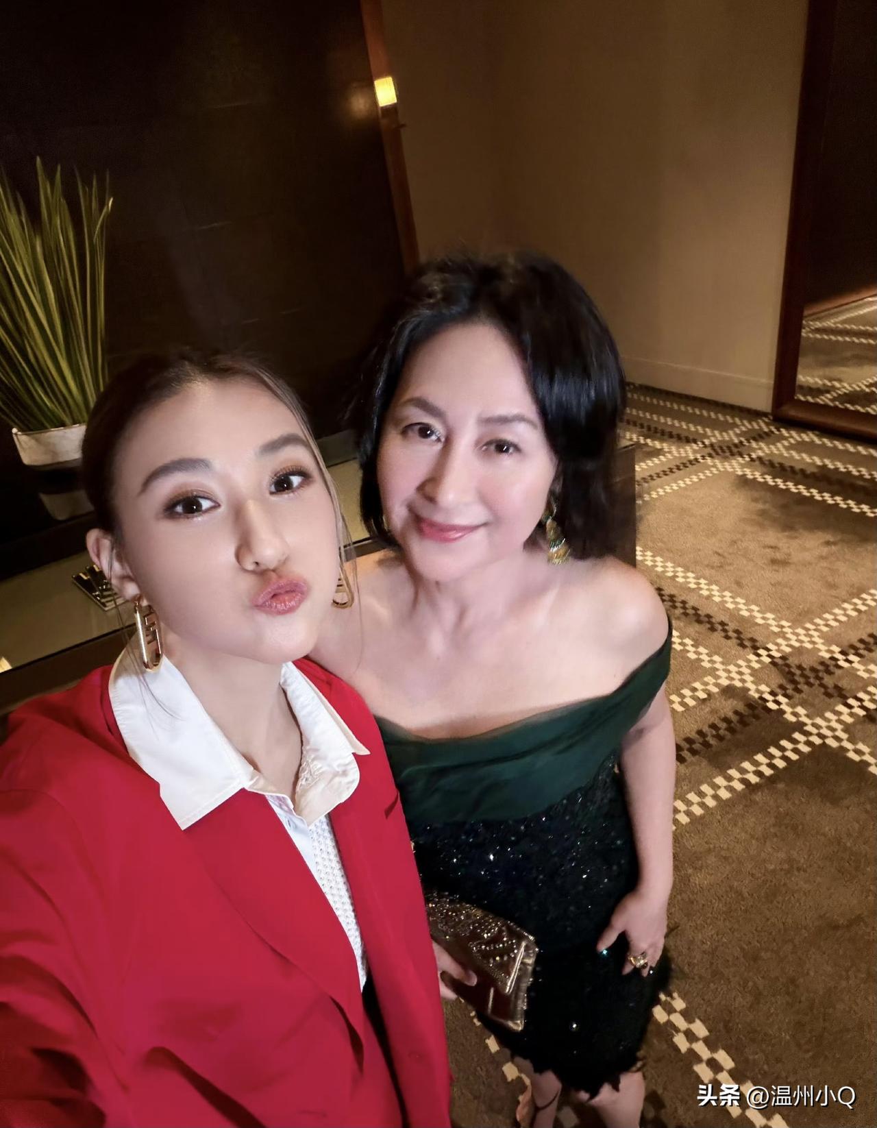 赌王最美的两个女儿同框，何超莲嘟嘴卖俏，何超琼穿着一字肩端庄又知性。虽然两人不是