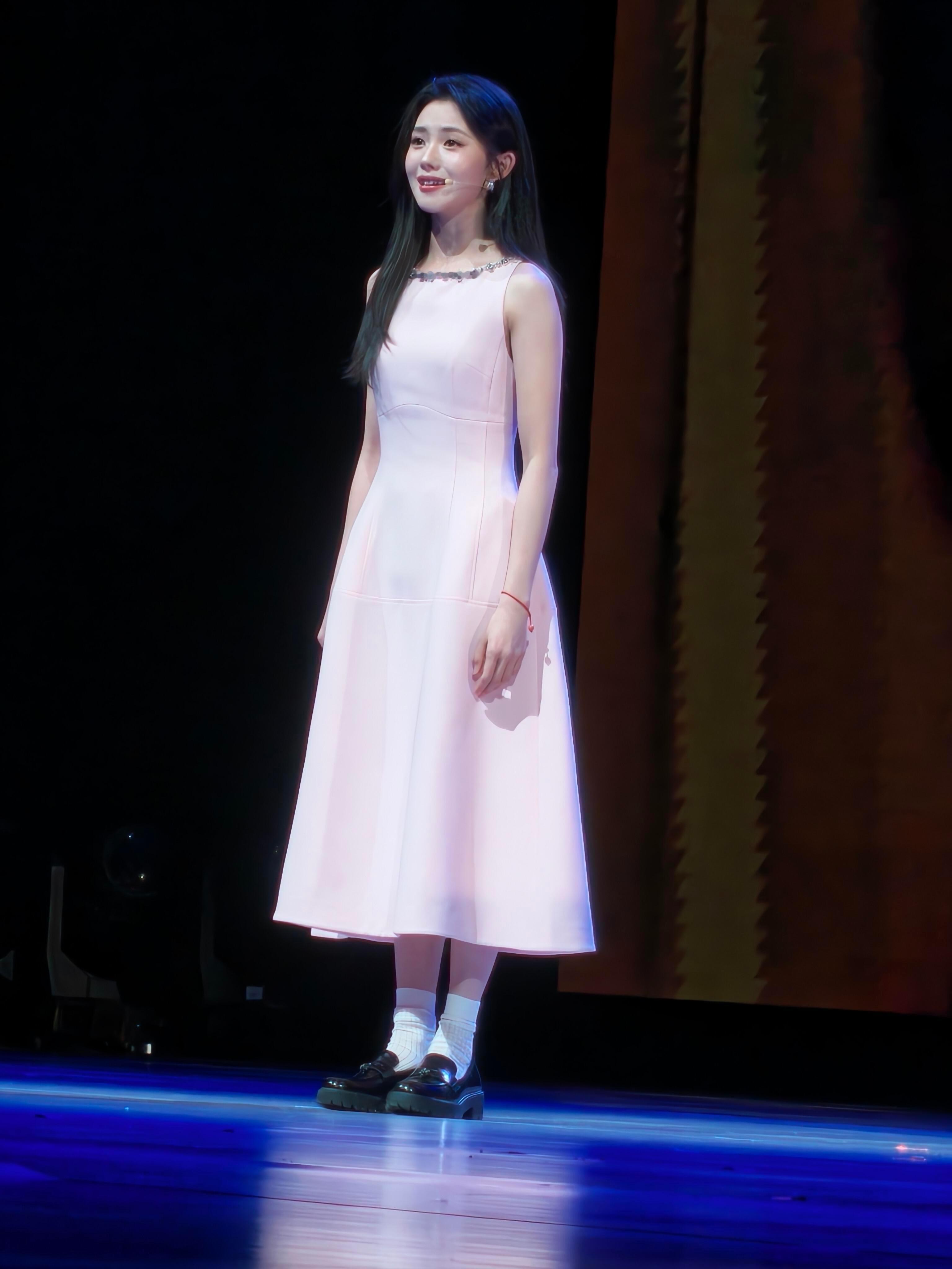仙女下凡就是这样 素素的 但还是惊艳了所有人….（妈呀存子的灵魂好像在发着荧光✨