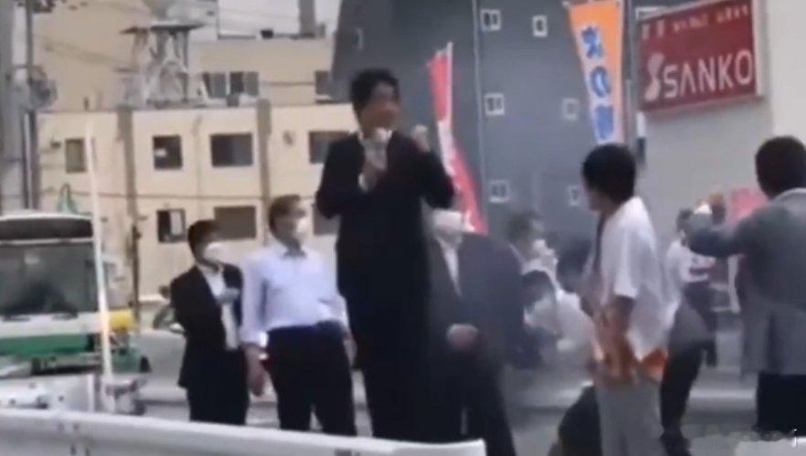 凤凰新闻【2022年安倍晋三遇刺真实影像，第一枪没反应过来，第二枪直接中枪倒地】