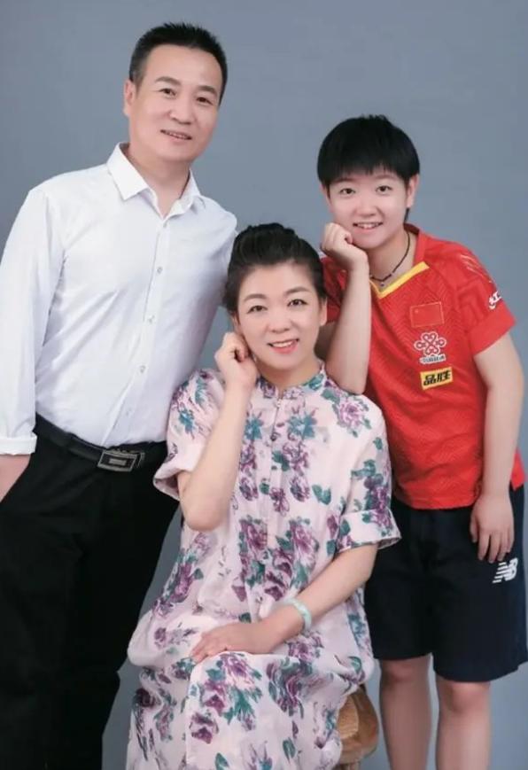 说实话，孙颖莎的父亲孙东明最值得尊敬和佩服。
 
女儿孙颖莎现在已经是世界排名第