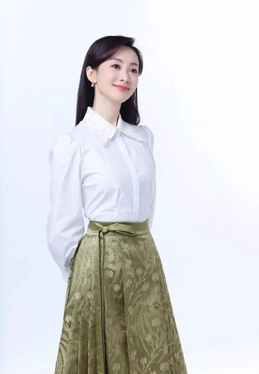 央视财经频道主持人郭若天，脸蛋小巧精致，远远看过去还挺有气质的，她身材高挑，颜值