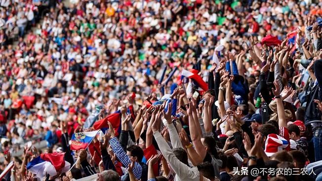 刷到本届美加墨世界杯各个场馆场场爆满的画面，心里难免生出几分惭愧。我本身也十分热