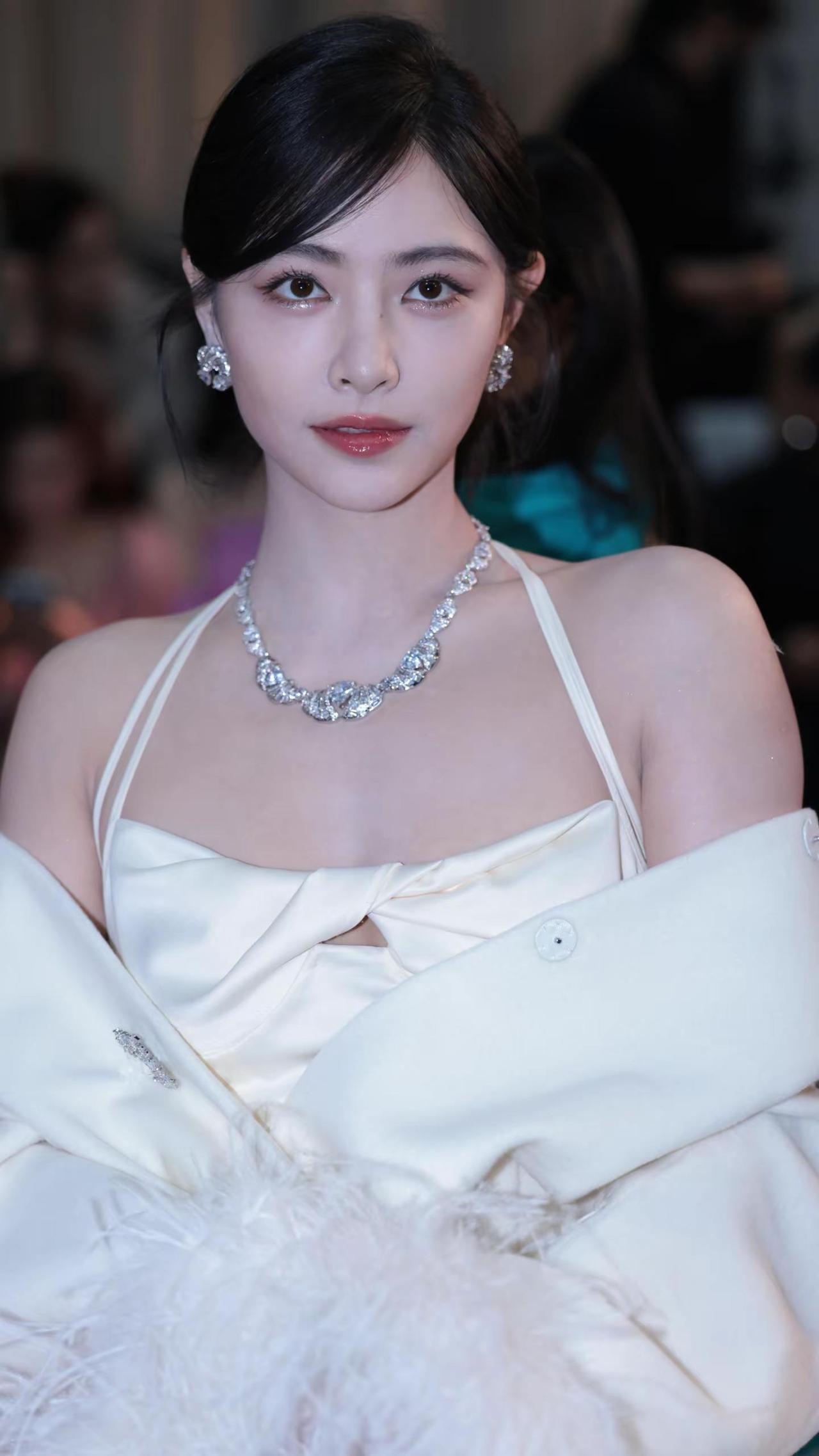 许佳琪活动现场直拍。原相机下的许佳琪 皮肤超好，唐诡中那段舞蹈很惊艳许佳琪身材 