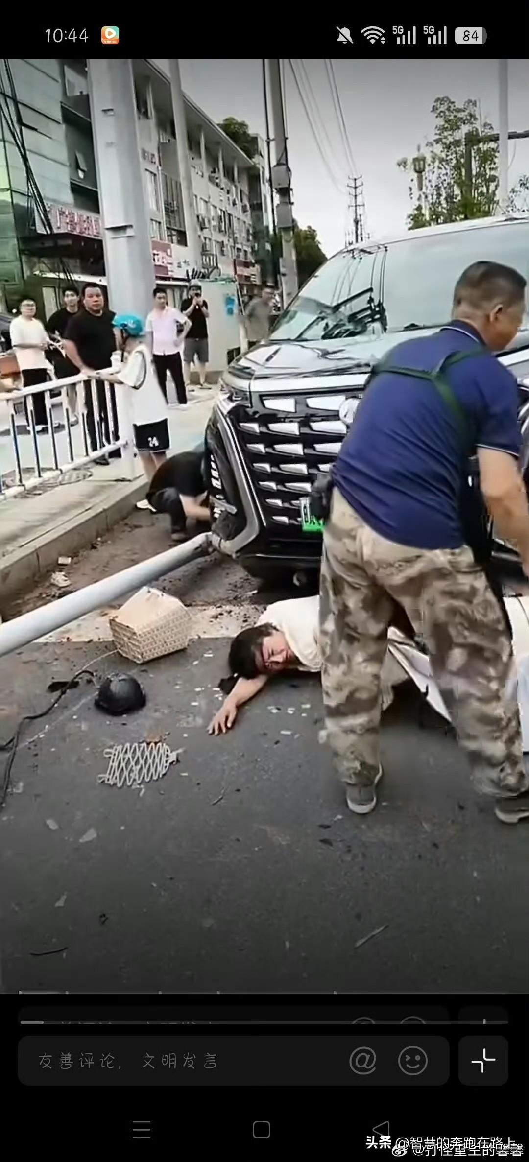 妈妈在救回来之后，怎么面对两个孩子都不在的现实。

姐姐的辫子扎得整齐又漂亮，弟