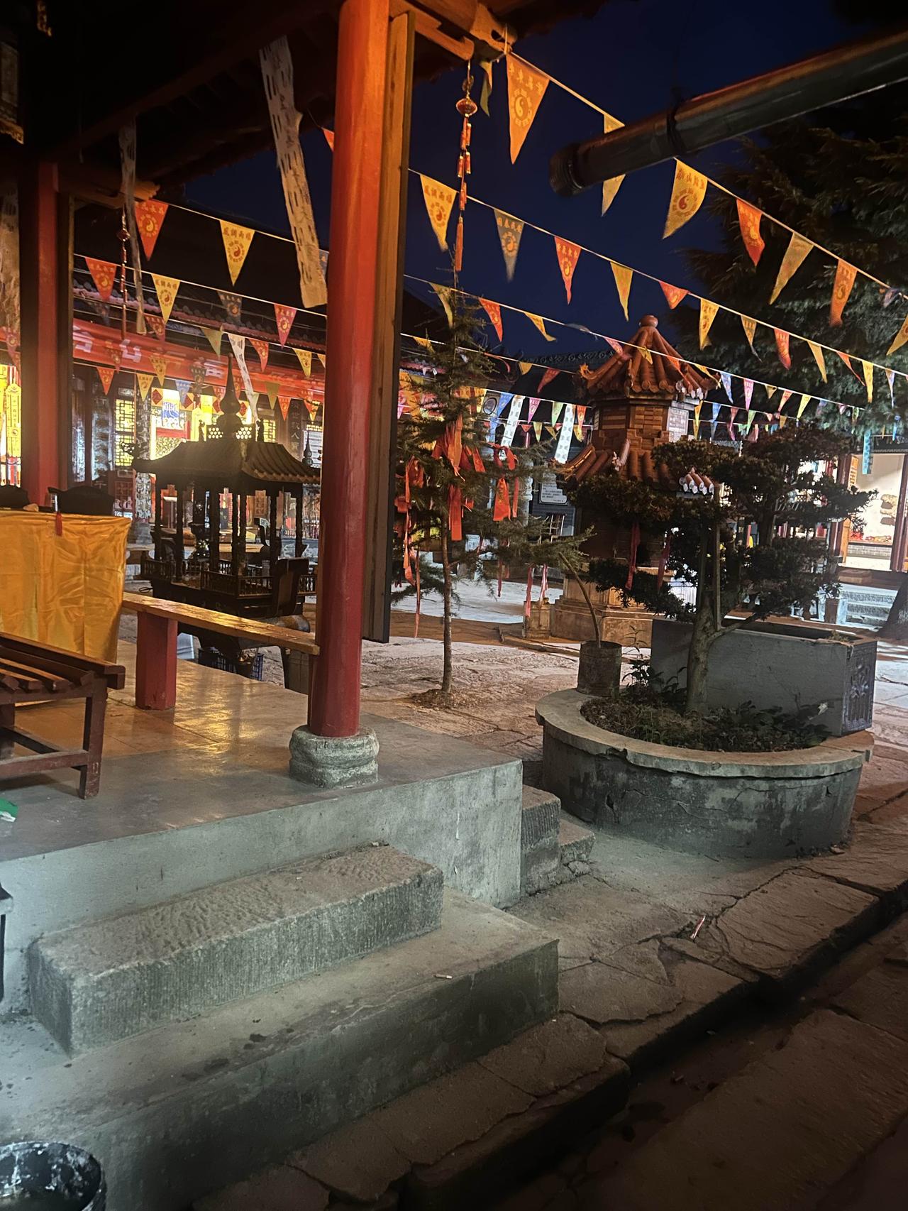 天台山跟道长下棋论道，深有感悟：自身的浊气被香火阻断，身心畅快。
人都有一股气，