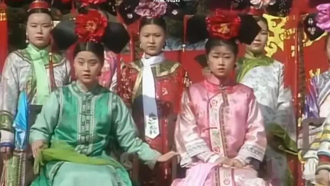 紫薇金锁坐在一群格格妃子前面，这就相当于甄嬛传中浣碧流朱能在大型活动的时候坐在安