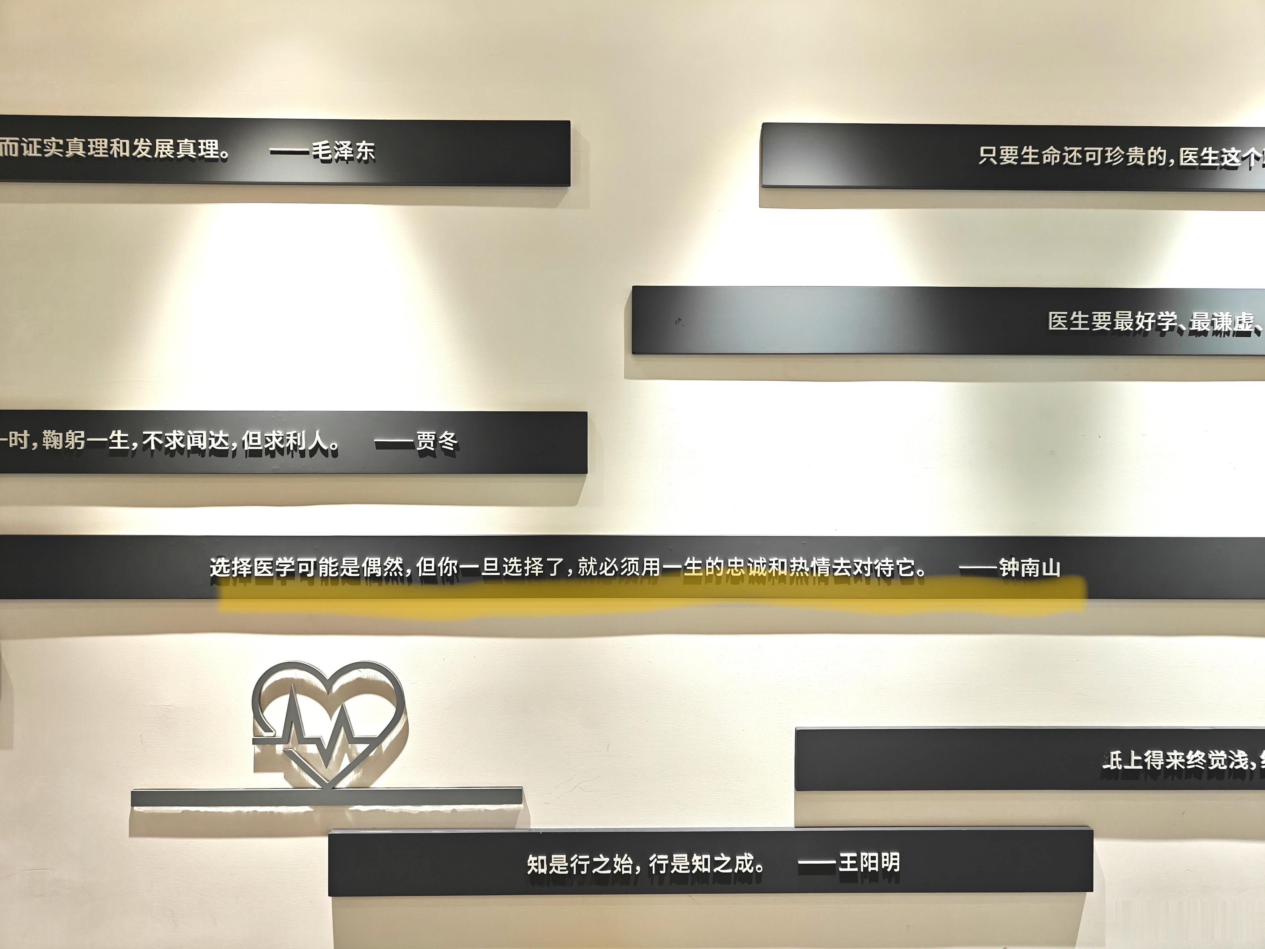 今天师兄带了个两个学生（一个本科、一个大专）说要过来实习，很客气地跟大专生的家长