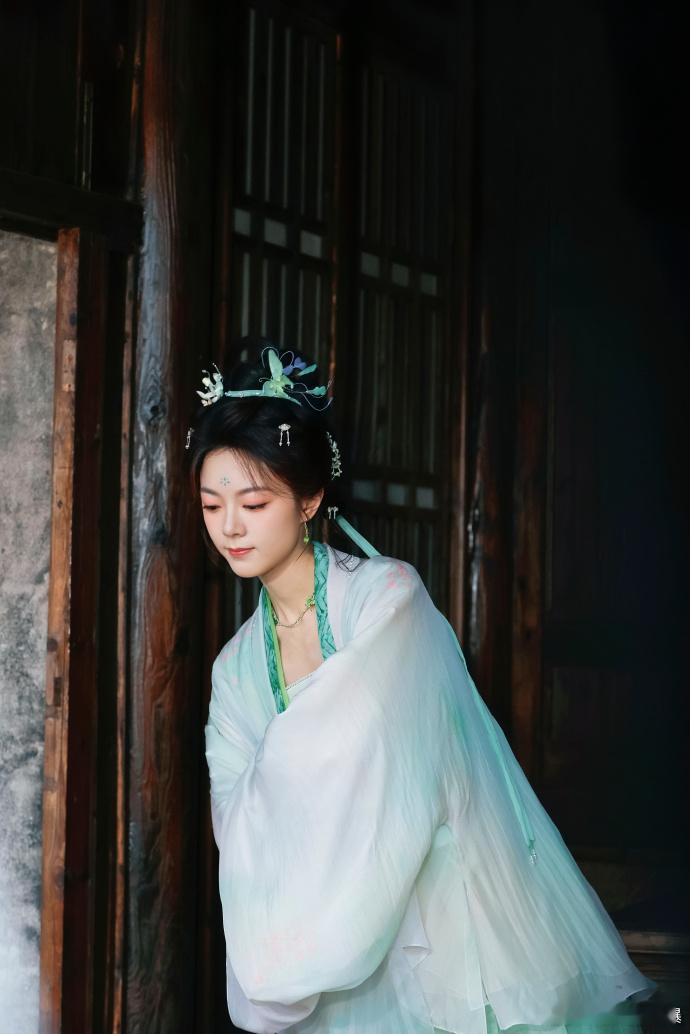 赵今麦连抬手都像楚听雨本人 摆脱模板化表演，自带角色氛围感。赵今麦随性自然的抬手