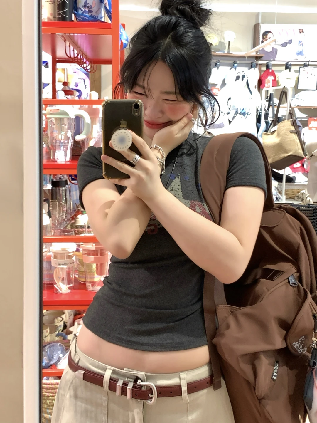 她好像知道自己很漂亮