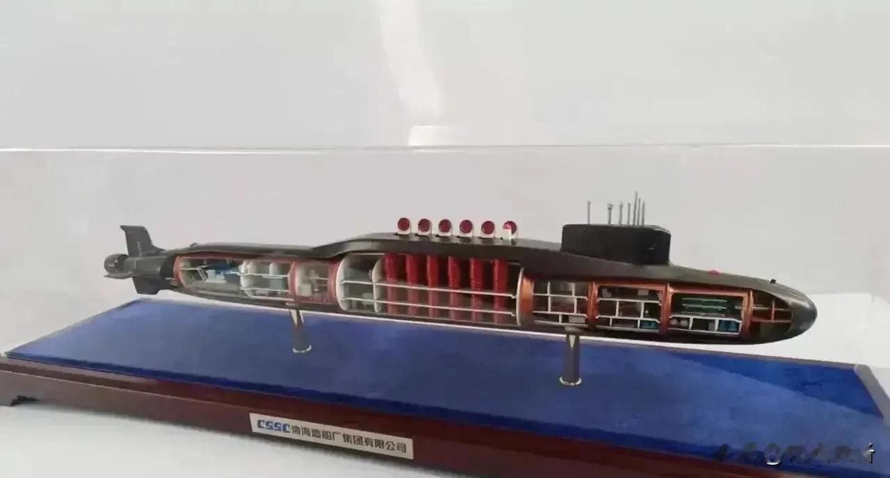 反超美国核潜艇技术，094改进型核潜艇模型公开，虽然巨大的龟背仍然在，但尾部的无