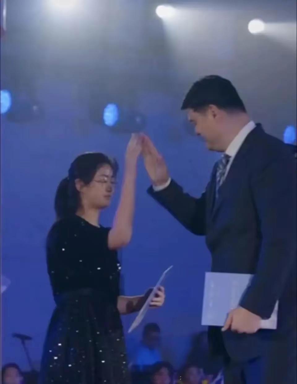 姚明15岁女儿太亮眼！近2米身高超妈妈，英语口译惊艳慈善晚宴姚明15岁女儿身高近