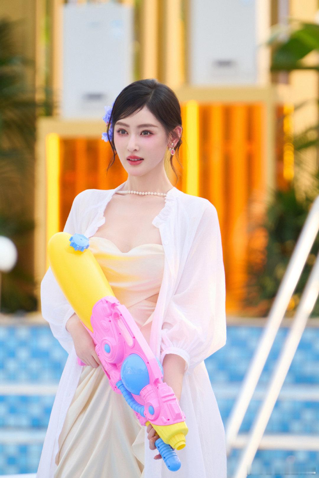 张天爱版纳限定妆是自己化的张天爱版纳限定妆是自己化的，审美绝了。清透自然、精致有