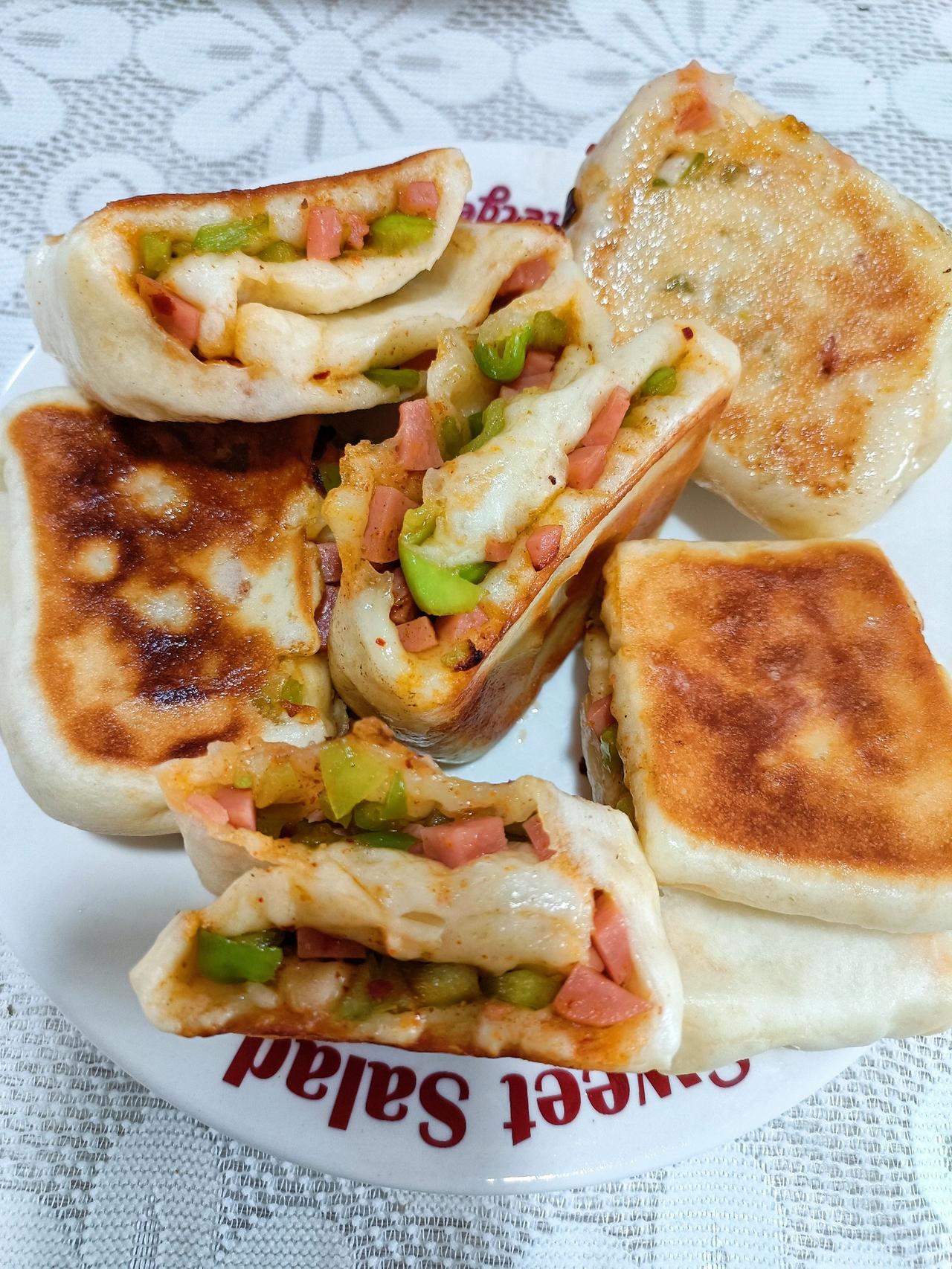 复刻每个食堂都有的青椒火腿饼
这个饼绝了，外面一咬脆脆的，里面好软乎啊，大人小朋