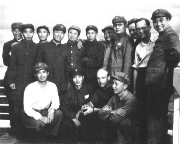 1949年10月，广东党、政、军领导与国际友人合影。后排右一为陈赓、右四为叶剑英