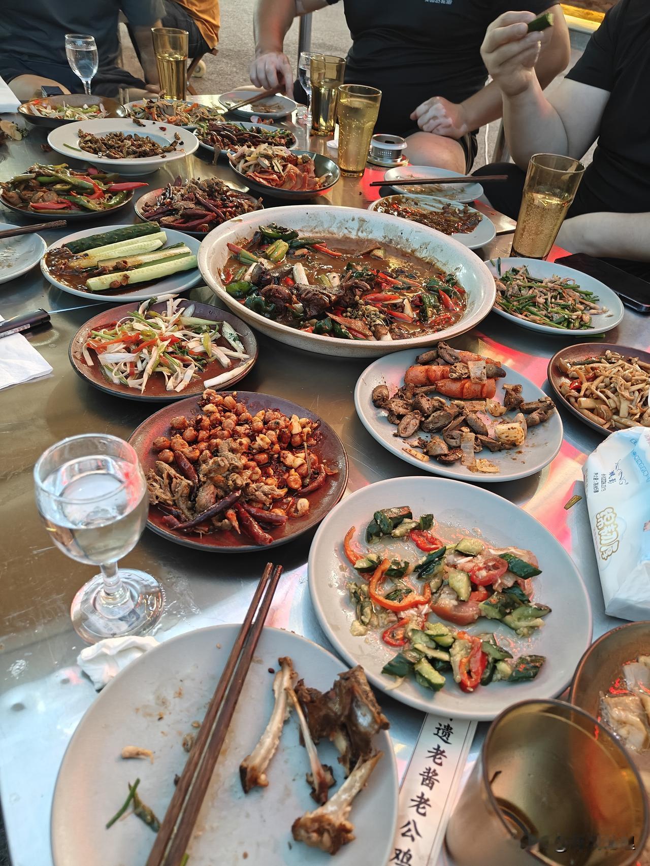 七个人才花了248，这个餐饮还能赚钱吗？

最近临沂开了一家炒鸡店，只要点一只炒