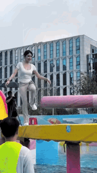 不懂就问，她是怎么做到又瘦又有肉的！[赞][赞][赞]