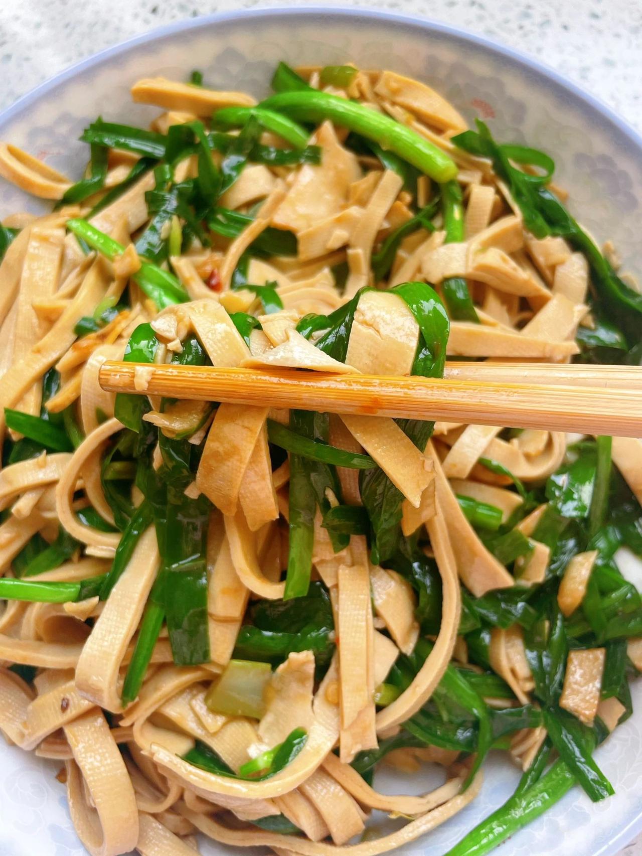 韭菜炒豆皮，鲜香好吃！
鲜！岂一个鲜字了得！豆皮和韭菜原来也是天命组合呀！
好吃