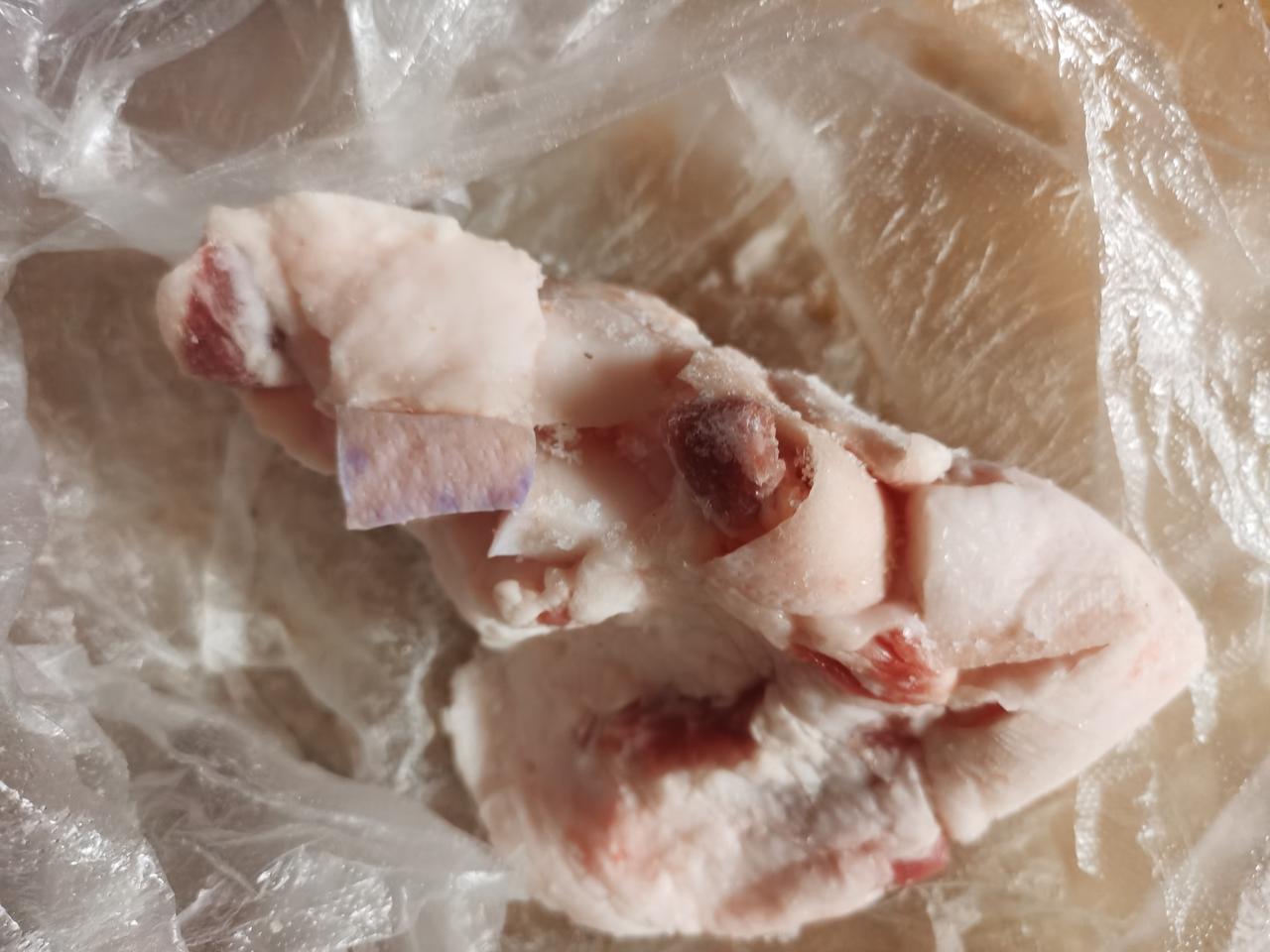 看看郑州这卖肉的却称真吓人
我今天早上在汝河路桥西头买了点猪肉，
是一个推车的男