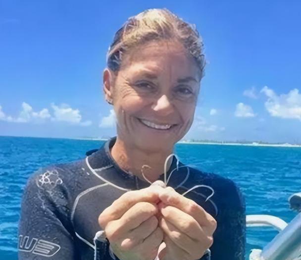 1996年，一名美女潜水员在海里游泳时，遇到了一条嘴里含着挂钩的鲨鱼，好心的女子