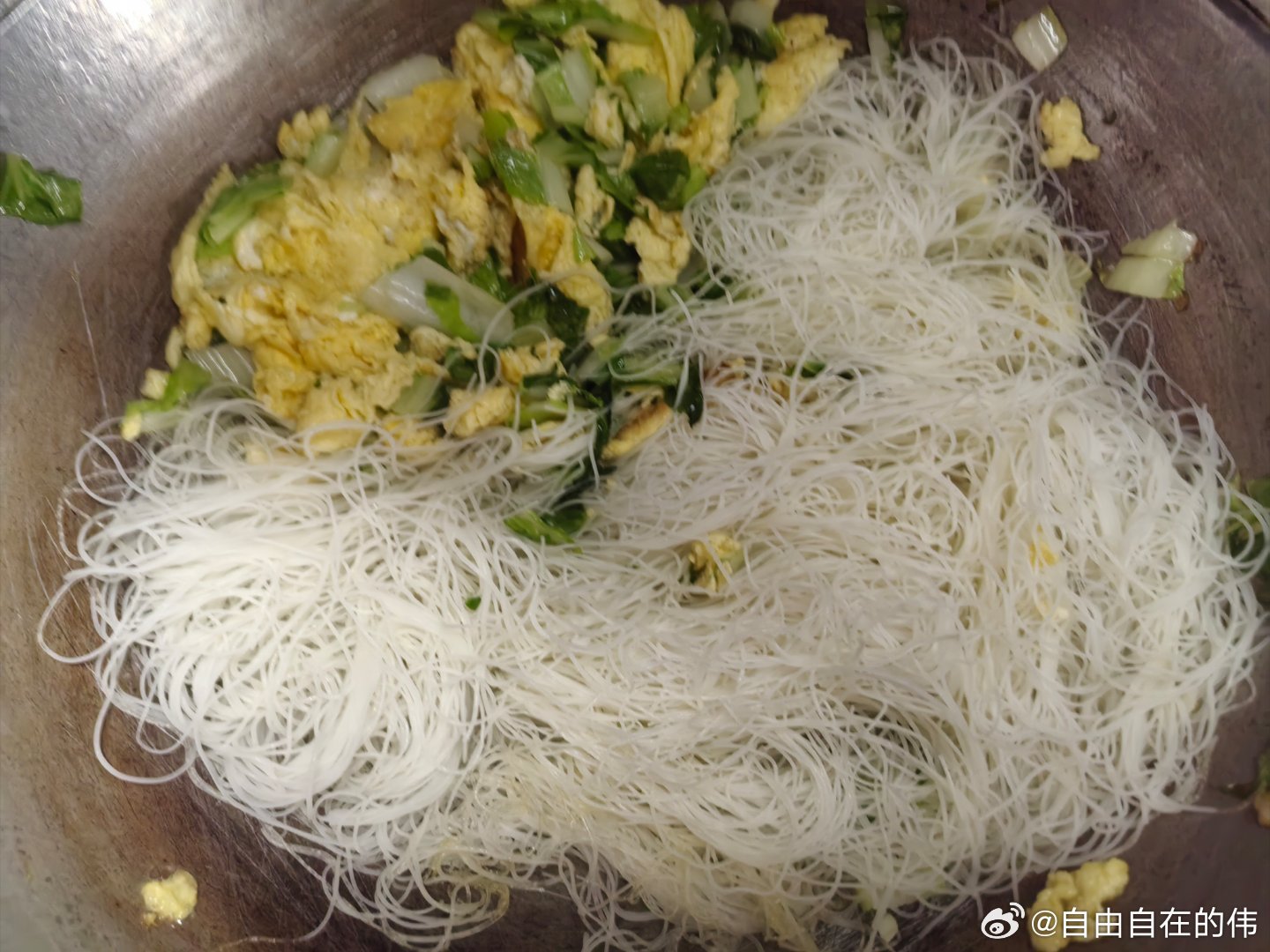 中午吃炒米粉  天气太热 不想吃饭 