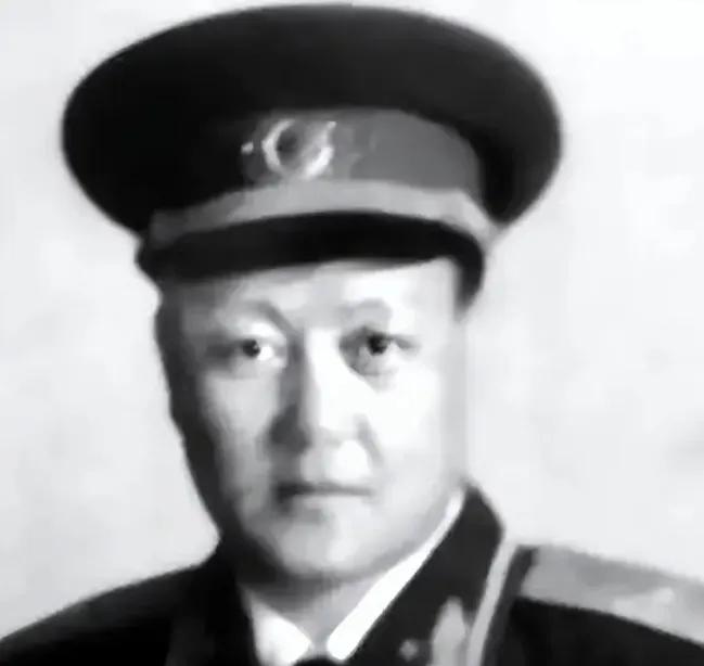 1949年，解放军师长刘秉彦去北京饭店吃饭，突然看到一个服务员举止异常，还有些眼