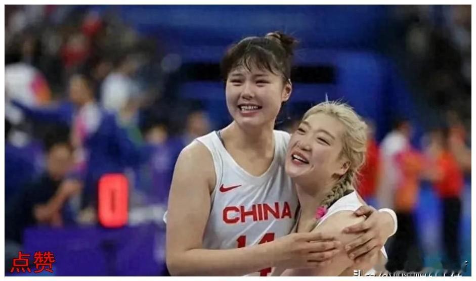女篮两位核心的不同选择，
带来了截然不同的结果。

李月汝选择去WNBA打球，现