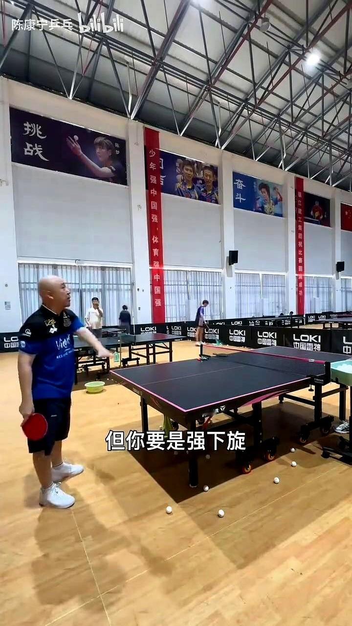 打乒乓球拉球老下网出界，全是弧线没造对。

想拉好弧圈球，光靠死力气可不行。拍面