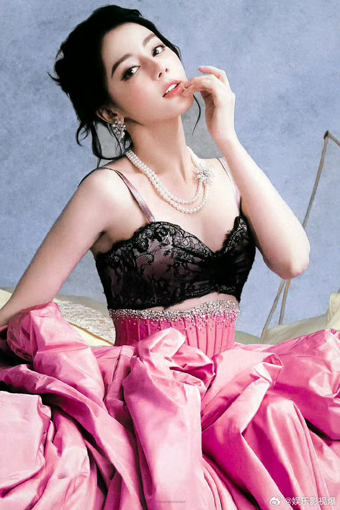 迪丽热巴闪耀VOGUE盛典 不得不服迪丽热巴的时尚适配度，不管是甜妹风、御姐风还