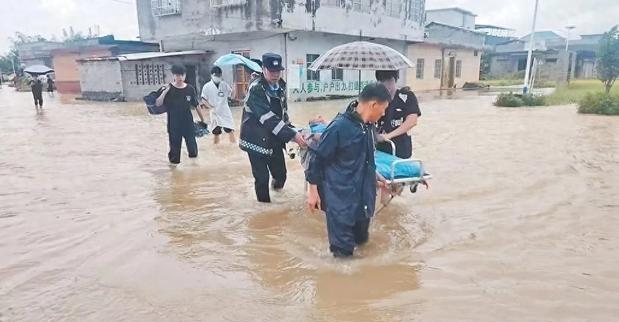 全体广西人记住。
外地救援队跨越千里赶来驰援我们
顶着暴雨泥泞拼命救人，不能让他