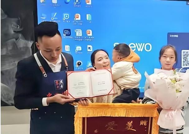 近日，贵阳一名3岁男童与家人走散，独自在街头哭泣。路过的一位11岁女孩没有慌张，