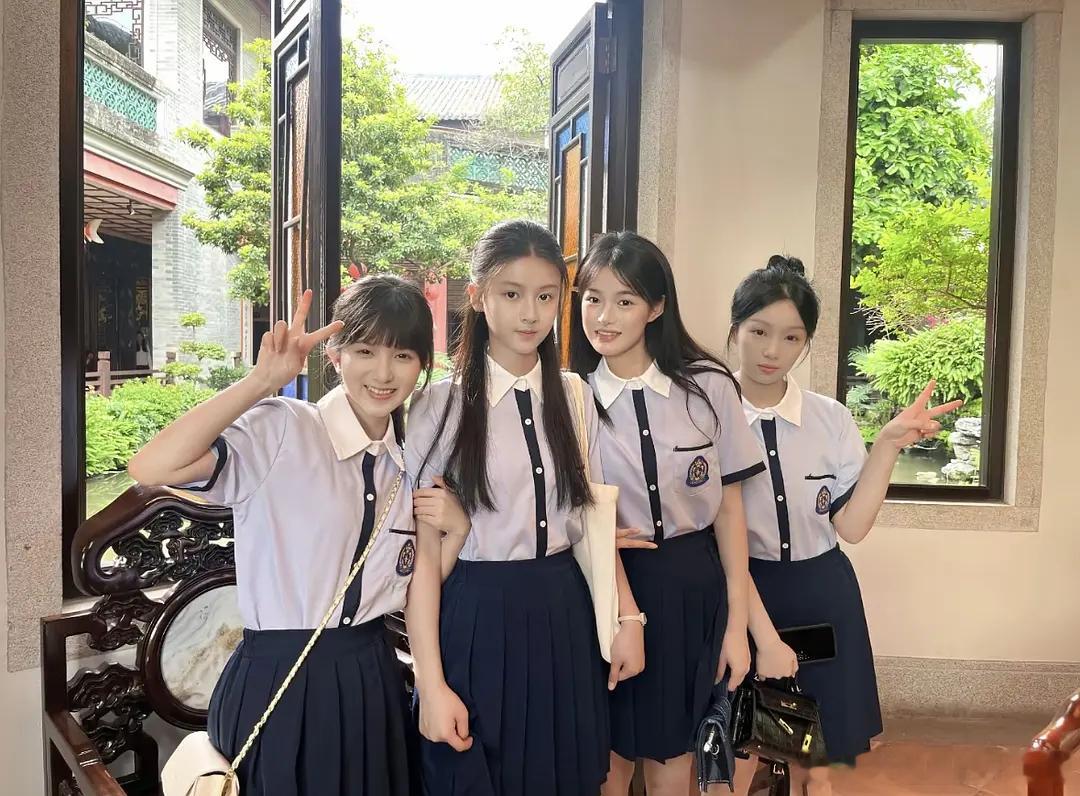 七七合照，看着有女主相吗？ 