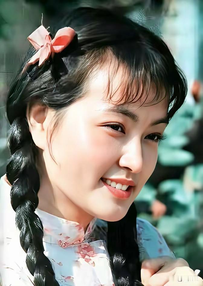 这么美的刘晓庆真的第一次见
阳光，灿烂 ，肤若凝脂
年轻时候她确实称得上美人