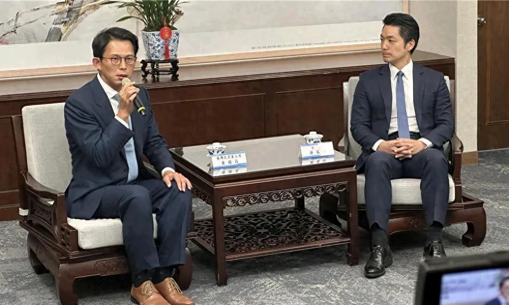 黄国昌拜会蒋万安，批台当局冷处理核三，害怕民众表达意见
台湾民众党主席黄国昌12