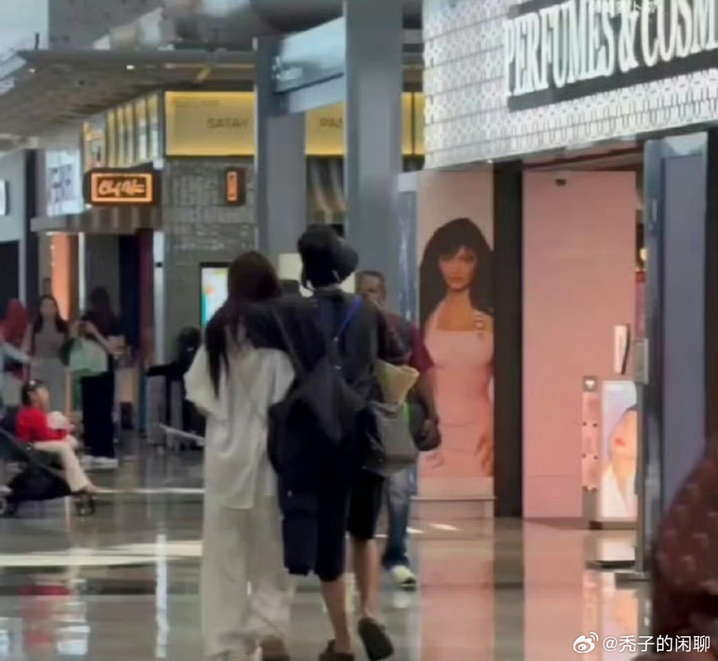 网友机场偶遇程相李佳洁机场偶遇程相李佳洁 之前还说是朋友，真的是朋友吗？ 