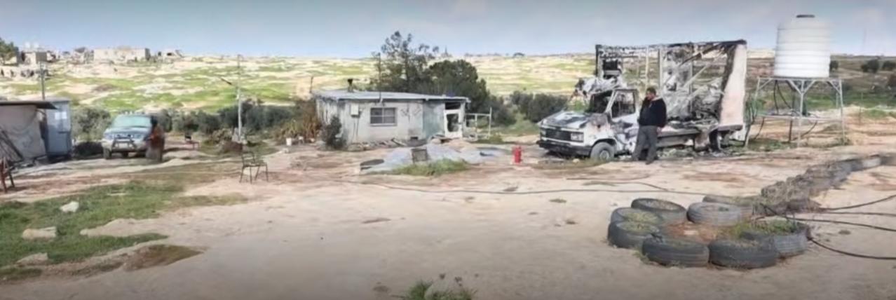 约旦河西岸多地突发袭击事件，当地遭犹太定居者与以色列军队联合冲击。画面中，房屋被