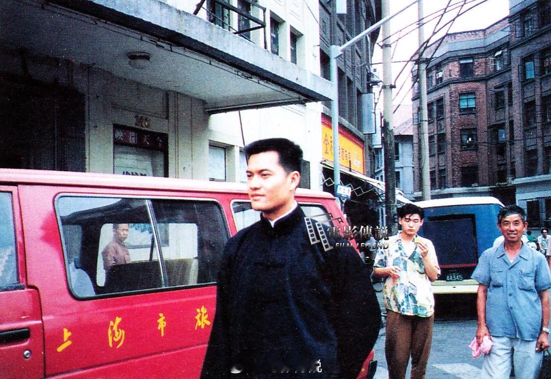 #電影傳說扫描# 1992年，上海，电影《岁月风云之上海皇帝》片场，演员吕良伟、