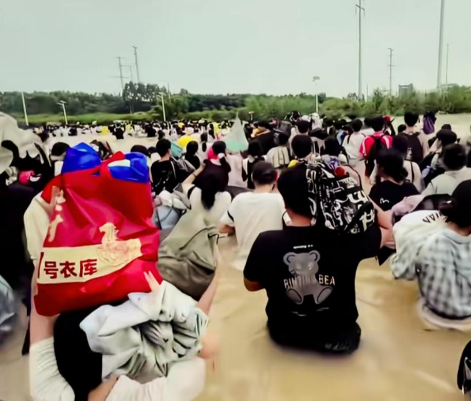 连日阴雨终于放晴，看着透亮蓝天心里格外宽慰。
广西遭遇洪涝灾害，百姓身陷泥泞难处