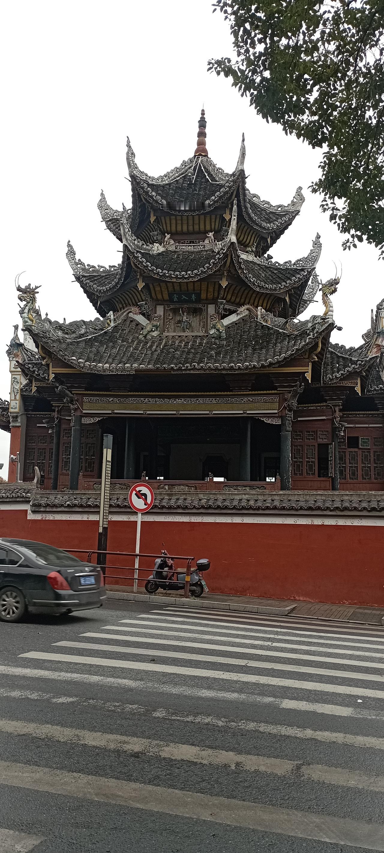 邵阳古戏台-水府庙！
位于邵水与资江交汇处，古时候是一座戏台，始建于明朝历代年间