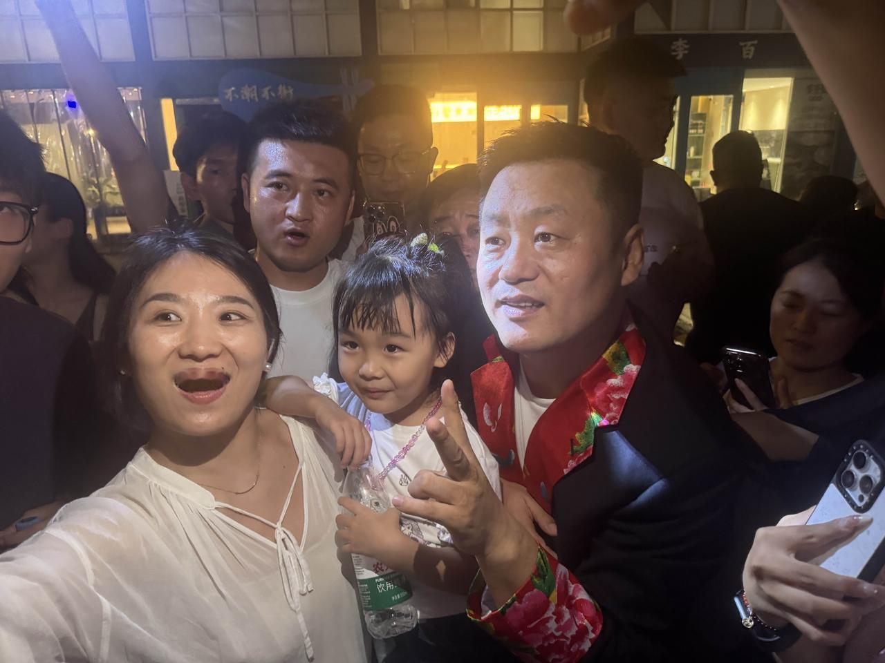 终于和宋晓峰合影了，峰哥好热情