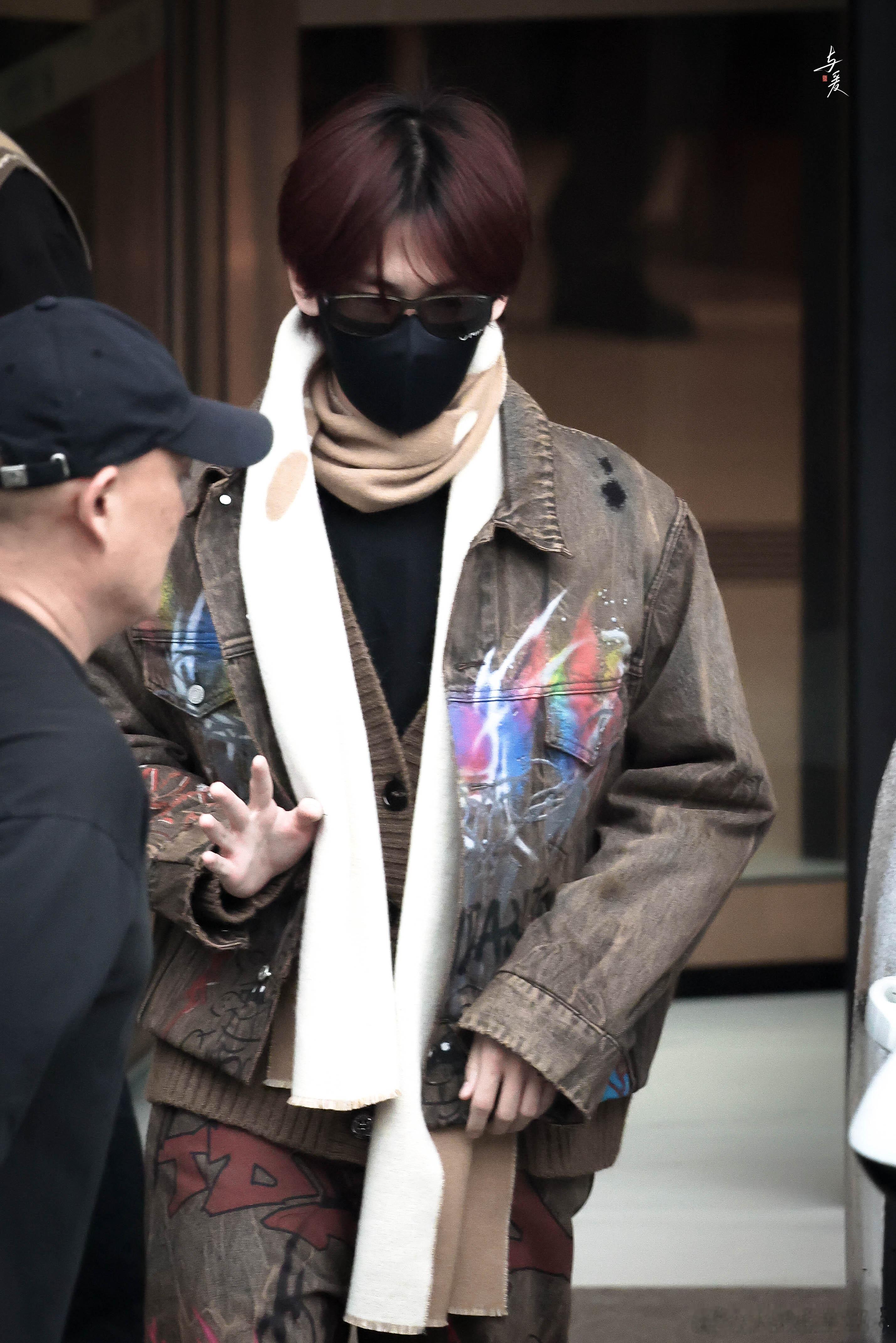 张真源棕色涂鸦套装张真源回北京路透来啦！棕色涂鸦套装造型好帅呀~ ​ ​​​